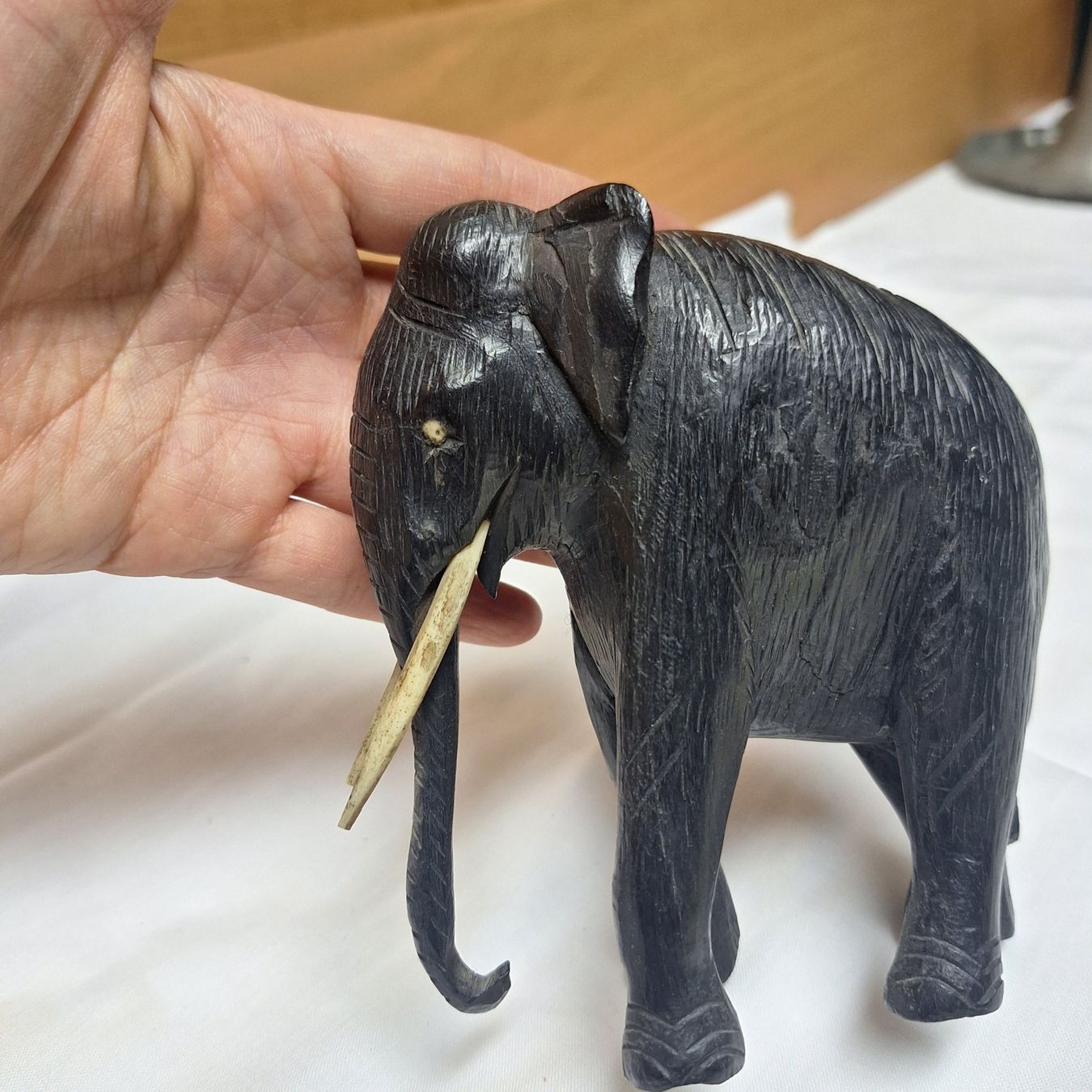 Figuren: Alte, geschnitzte Holzfigur, Elefant schwarz – Gebraucht aus Winterthur von Goldpipau