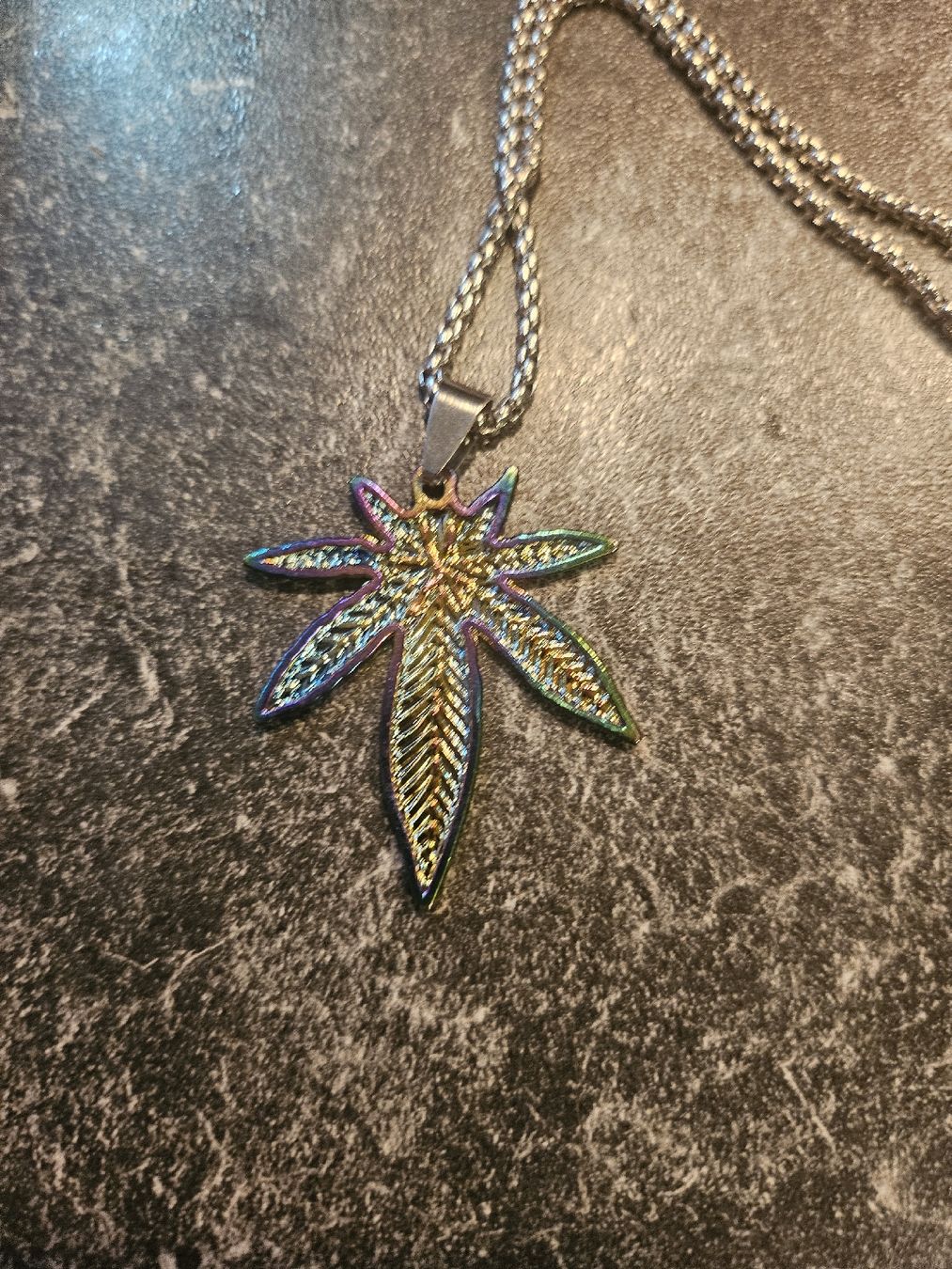 Catenine: collier feuille canabis – Nuovo (secondo la descrizione) da Senèdes venduto da hen_fw8b 1