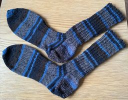 Schöne handgestrickte Herrensocken  NEU  Grösse  44/45/46