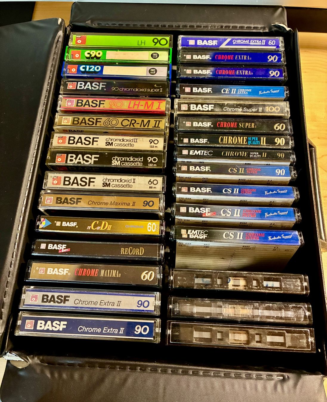 Musicassette: 30 Audio Kassetten BASF in Koffer, Gebraucht – Usato da Buchberg venduto da ICM-Tapefan-1961-MCS