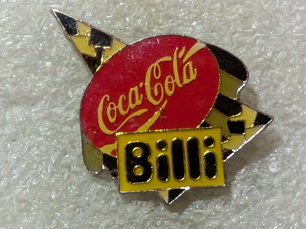 Placchette & Badge: Ansteckpin 100: Billi x Coca Cola – Usato da Oppligen venduto da Pin-Fall-Shop