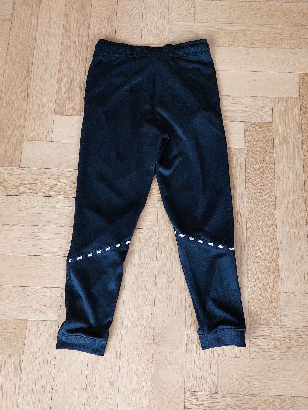 Nike Pantaloni: Nike Trainerhose schwarz Kinder – Usato da Kriens venduto da nordlicht09 2