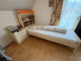 Bett  und Regal hell Holz gebraucht