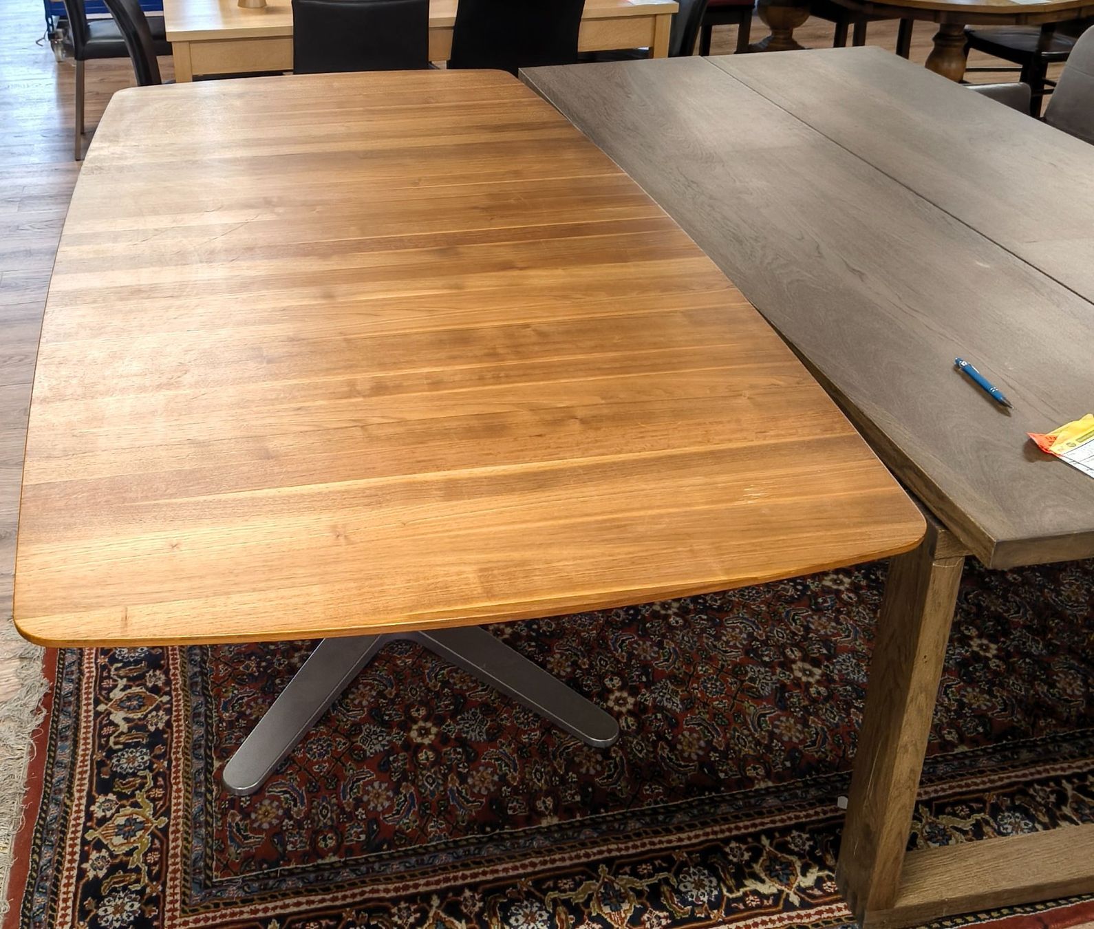 Tables: Esstisch mit 2 Füssen – D'occasion à Basel par bk_brockibasel