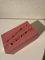Paire de boucles d'oreilles longues et élégantes, neuves!