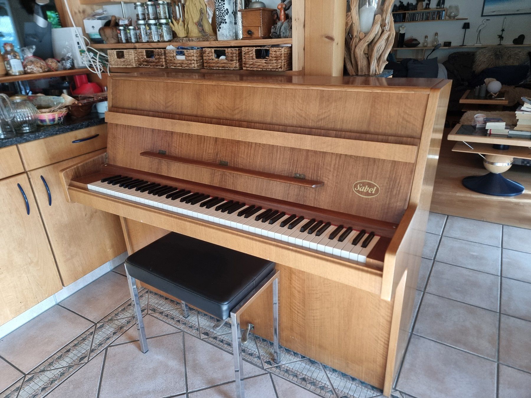 Musikinstrumente: Klavier (Sabel) – Gebraucht aus Schaffhausen von Eibenholz