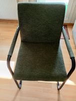 Stuhl mit Armlehnen olivgrün