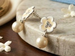 A&C Ohrstecker mit Blumen & Perlenoptik - neu
