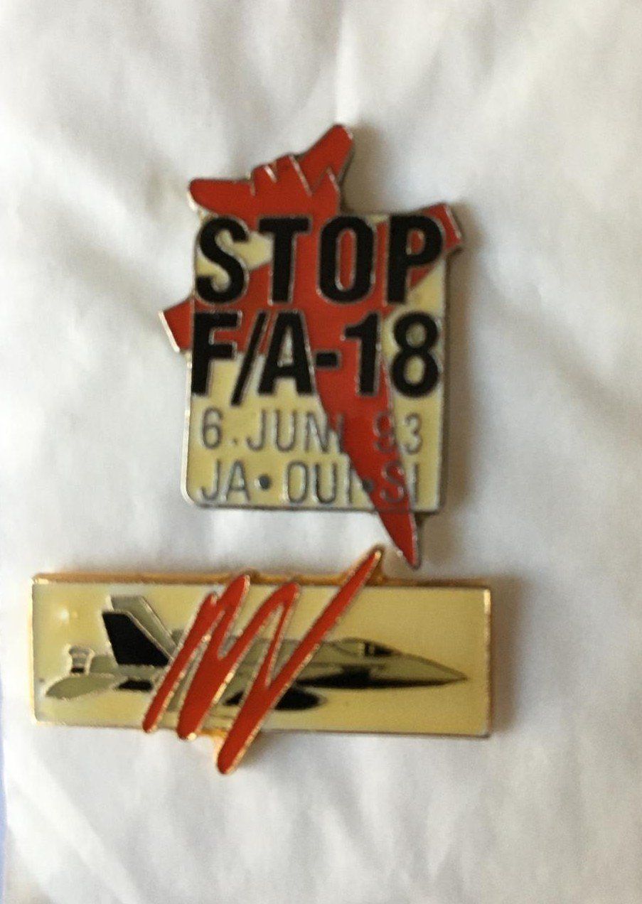 Schweizer Armee Plaketten & Abzeichen: 2 Pins "Stop Kauf der F/A-18" – Neu (gemäss Beschreibung) aus Winterthur von Green-Future
