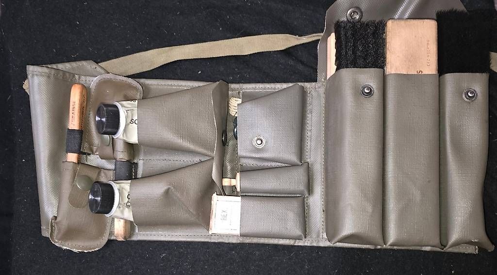 Schweizer Armee Prodotti di pulizia: Schweizer Militär Schuhputzset komplett / Original Armee – Usato da Basel venduto da Shankar 2