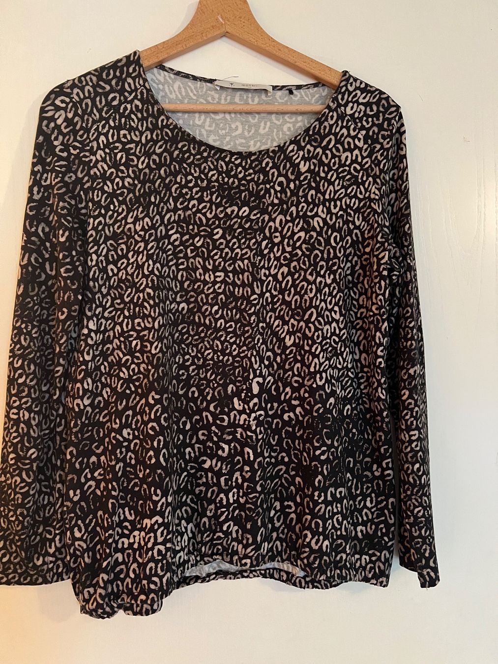 Monari Pulls & Sweat-shirts: Damen Pullover Monari Arm Druckmuster, Grösse M – D'occasion à Ruggell par Malbuntiger01