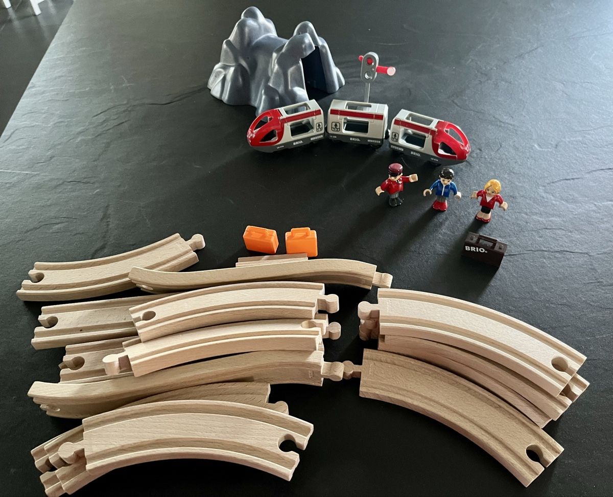 Brio Piste: train Brio starter set a partir de 3 ans – Usato da Chénens venduto da RosaLine
