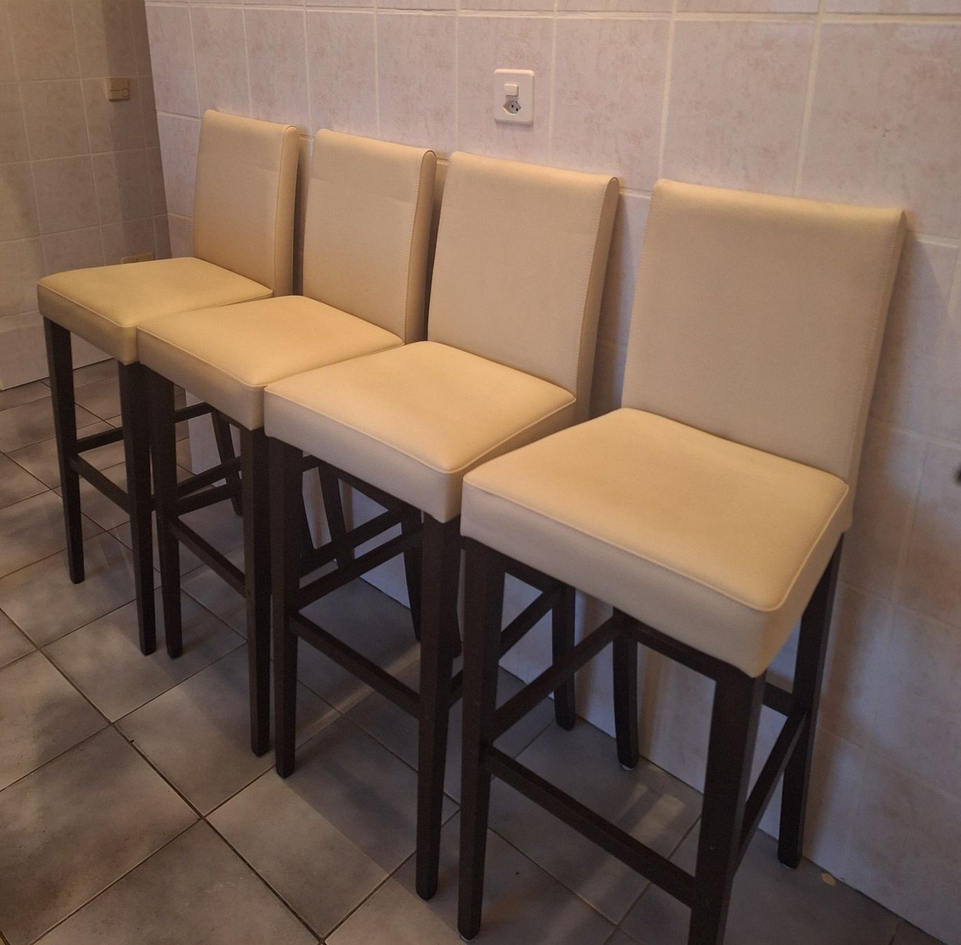 Set de table et chaises: Table haute et chaises – D'occasion à Misery par Ange22 1