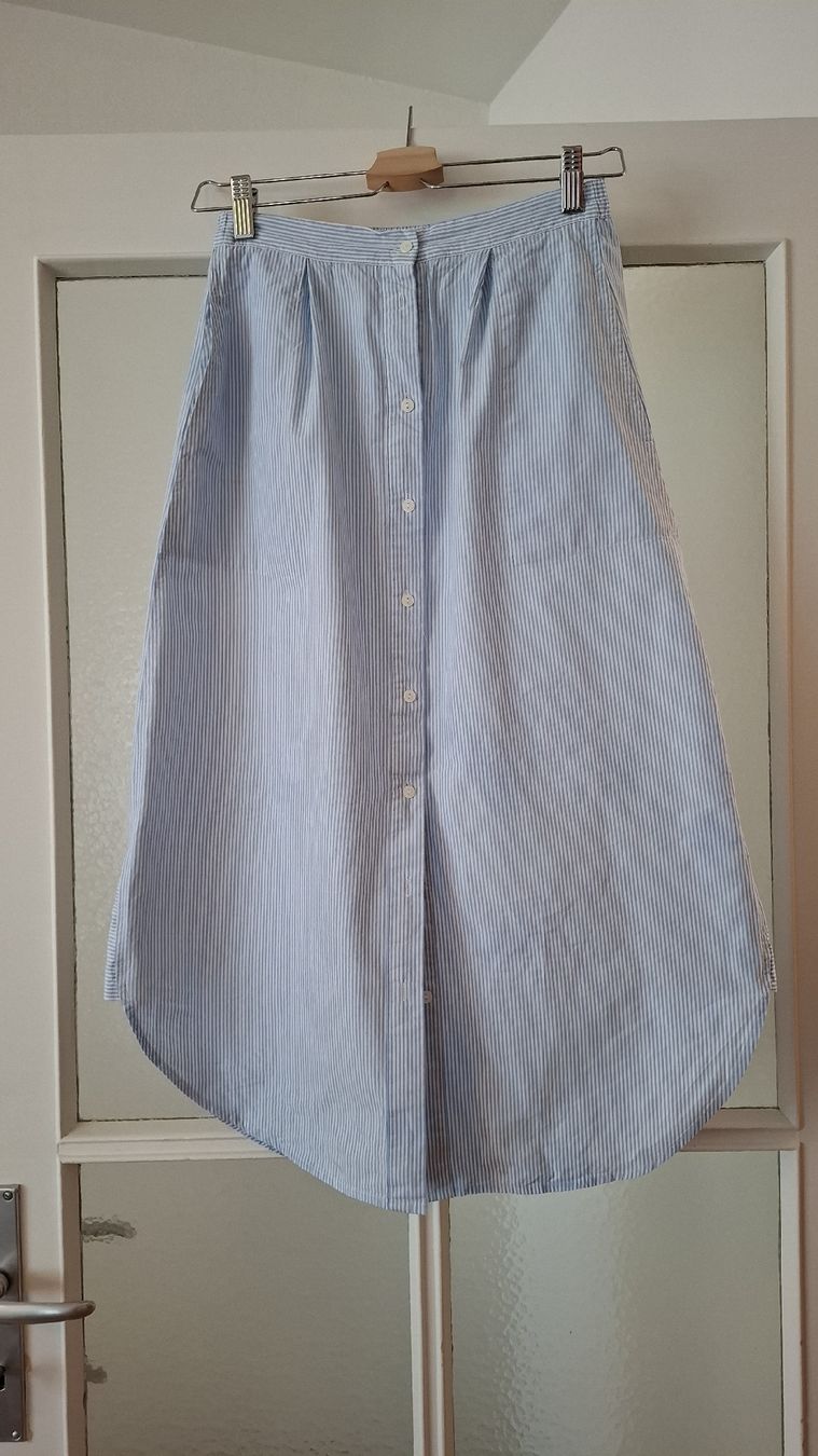H&M Gonne: Jupe estivale à rayures bleues/blanches H&M – Usato da Vevey venduto da latessinoise
