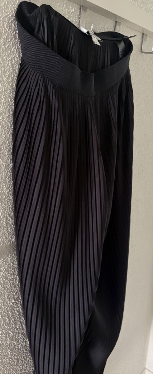 Cos Hosen: Cos Schwarze Hose mit Falten – Neu (gemäss Beschreibung) aus HORGEN von paris007 1