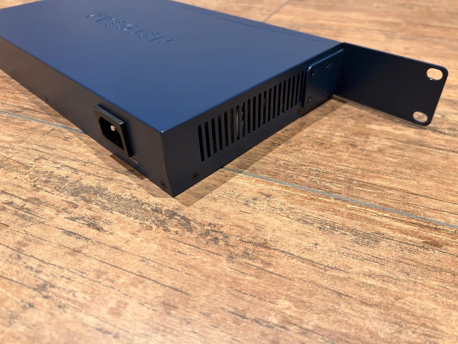 Netgear Hub & Switch: Netgear ProSafe 16 Port Gigabit Switch – Usato da Himmelried venduto da Postit 5