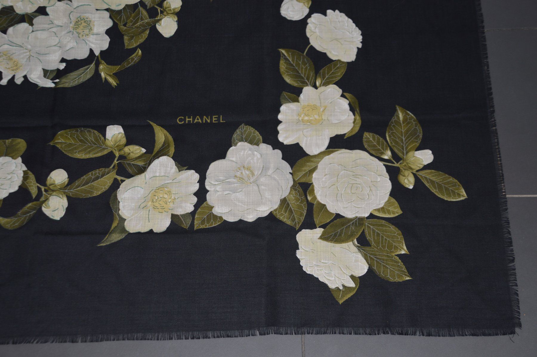 Chanel Foulard & Sciarpe: Schal / Châle Chanel 140 x 140 cm – Usato da Collonges venduto da Auganien 1