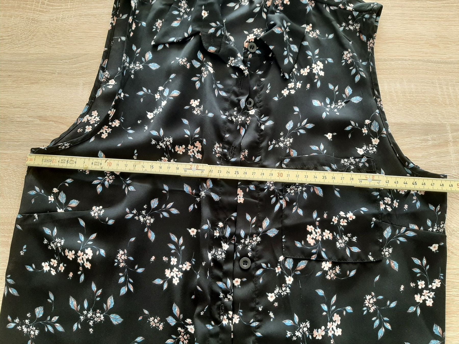Blusen: Ärmellose Bluse schwarz Blumenmuster Gr. L – Gebraucht aus Menziken von Rien1 1