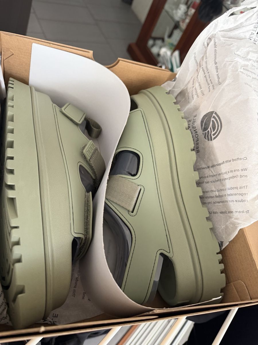 Chaussures femmes: Ugg Sandalen neu – Neuf avec emballage d'origine à Allschwil par Figidindia 1