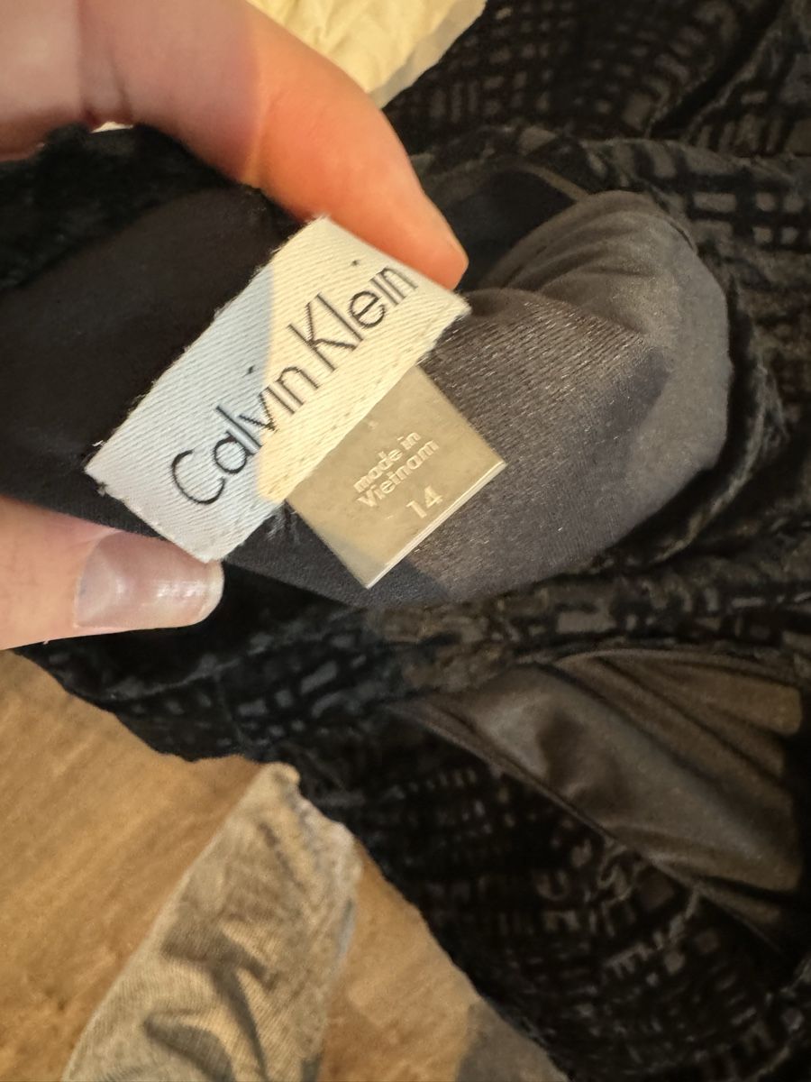 Calvin Klein Kleider: Samtkleid Calvin Klein Grösse 14 schwarz elegant – Neu und originalverpackt aus Muotathal von mar_9j7g 3