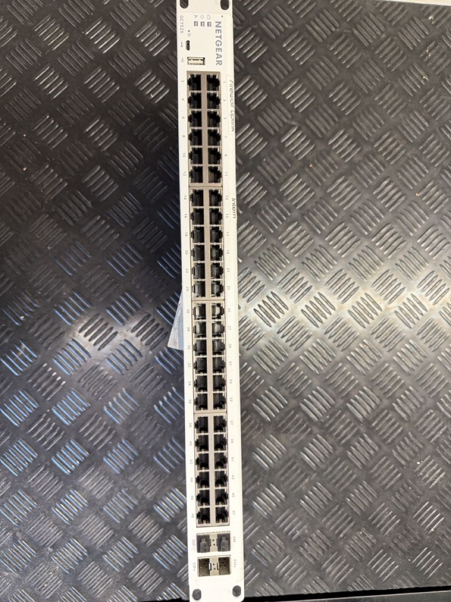 Netgear Modem & Router: NETGEAR GC752X Managed Smart Cloud Switch 48 Port – Usato da Oetwil an der Limmat venduto da Switz-3D