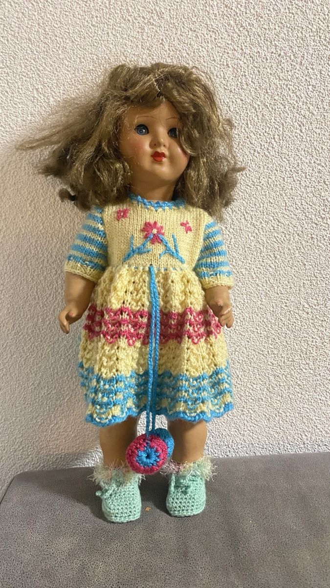 Bambole: Alte Puppe mit Strickkleid ca. 50er Jahre – Usato da Zürich venduto da Timi80