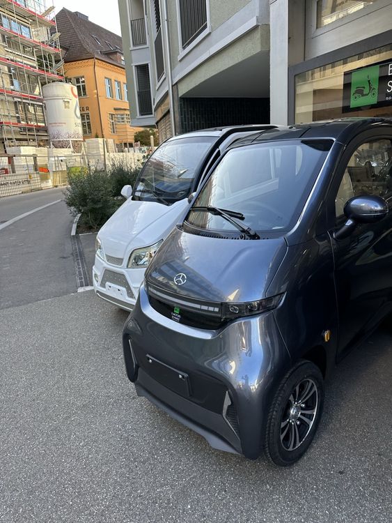Sie Fahren Ein Elektrofahrzeug In Einem Wohngebiet