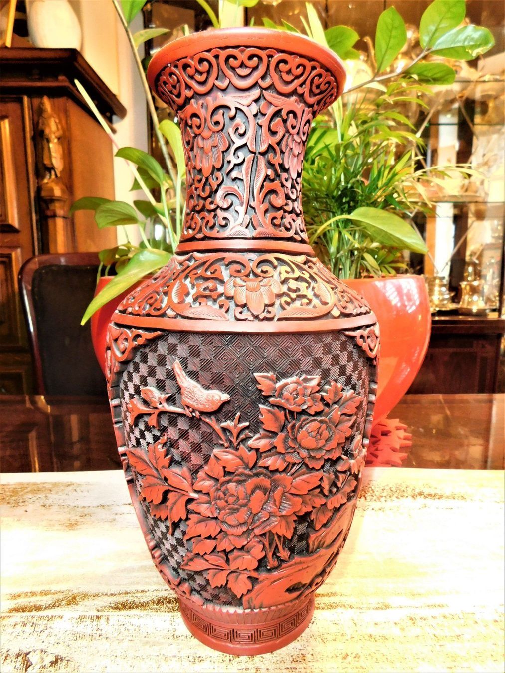 Vasen & Gefässe: Antique Large Cinnabar Vase Deep Cut Brass Inside & Bottom – Gebraucht aus Emmenbrücke von Ulisse-22