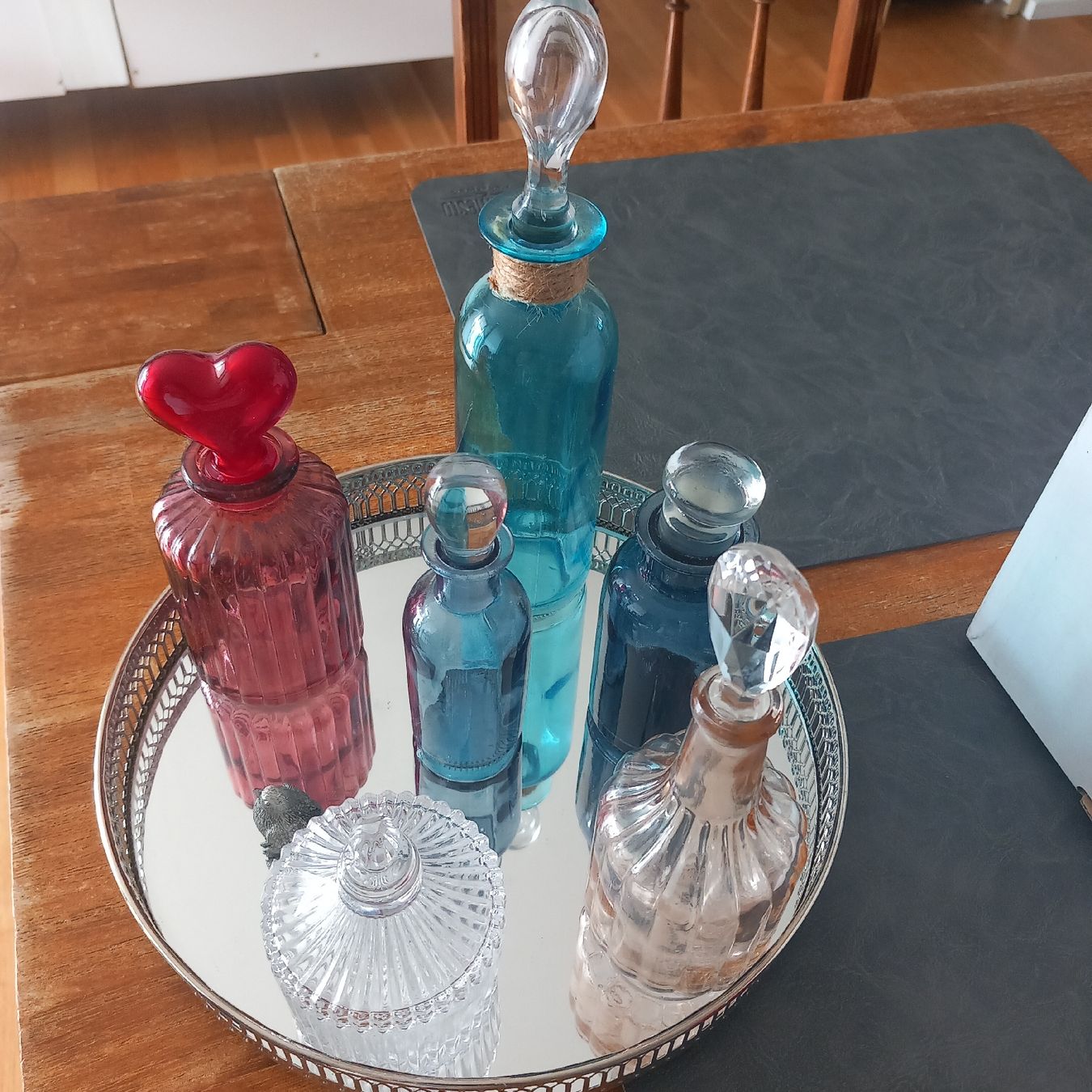 Flacons: Sechs Glas Flacons mit Spiegelplateau – Gebraucht aus Aegerten von gismolini 4