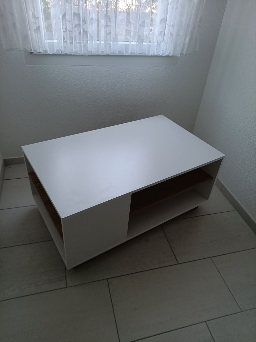 Tavoli: Weisses Couchtischli mit Ablage (Sofatisch) – Usato da Illnau venduto da steve291097