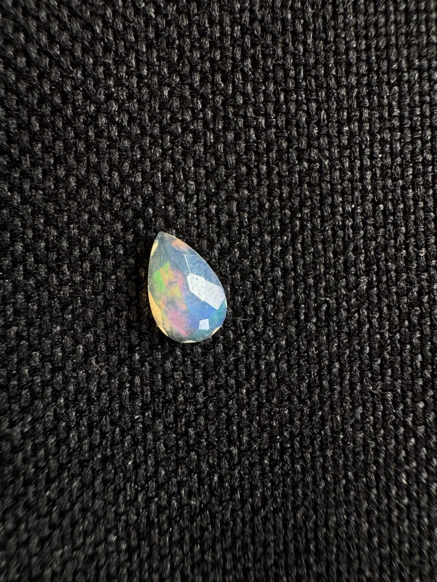 Pierres précieuses: Äthiopischer Opal 0.45 ct – Neuf avec emballage d'origine à Wängi par Horus90