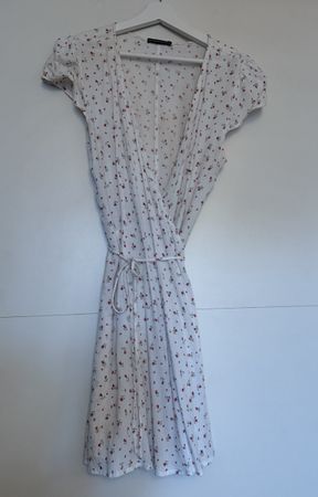 Brandy Melville Blumenkleid, Wickeloptik