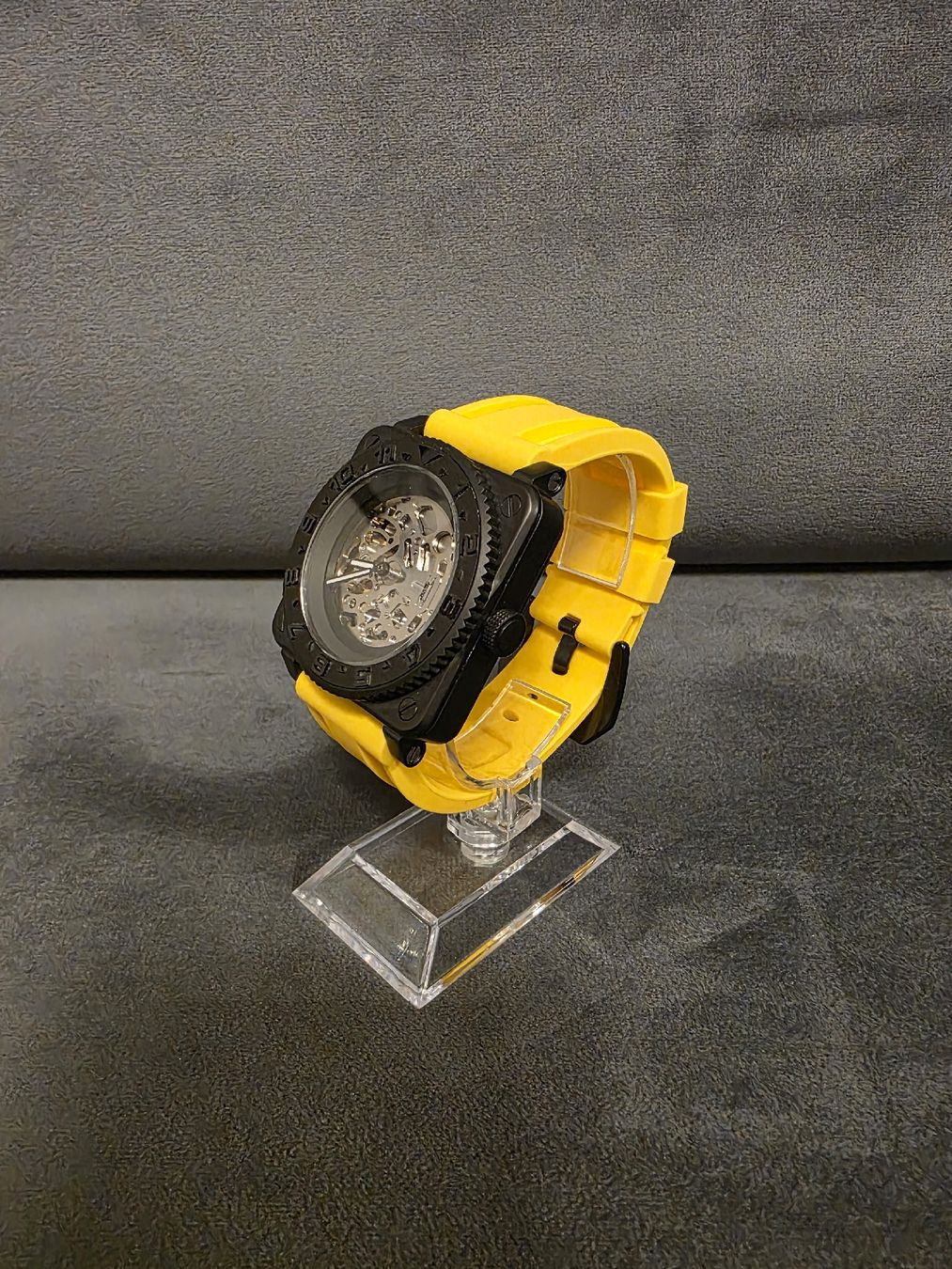 Montres: Quadratische mechanische Skelettuhr, Schwarz, Gelb – Neuf (Voir description) à Dietikon par johnstrupi 3