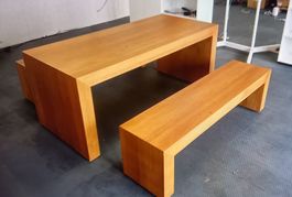 Massiver Holztisch mit Bank