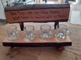 Holzbänkli mit 4 Glas-Humpen