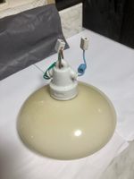 Lampada in porcellana con vetro giallino