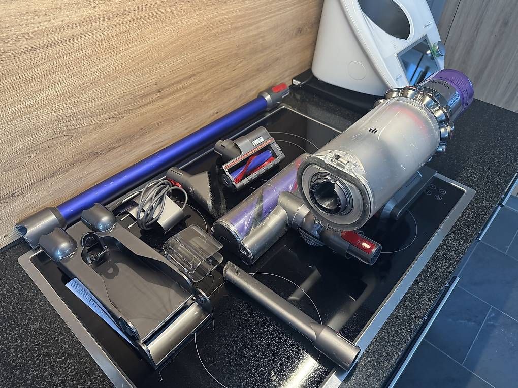 Staubsauger & Zubehör: Dyson V11 mit Zubehör – Gebraucht aus Grosswangen von BUSWERch
