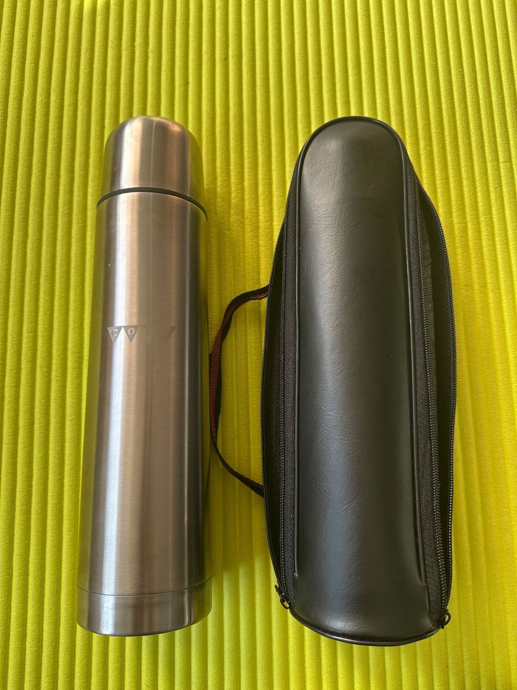 Gourdes & Thermos: Thermosflasche 0.7l mit Tragetasche – D'occasion à Stallikon par Rsiri