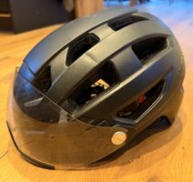 Uvex Fahrradhelm mit Visier und Rücklicht