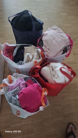 Konvolut gebrauchter Mädchenkleidung in verschiedenen Größen