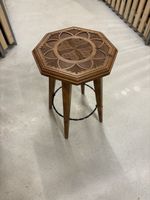 Hocker aus schönem Holz, geschnitzt floral achteckig