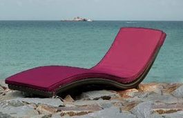 Rattan Liege mit Kissen violett
