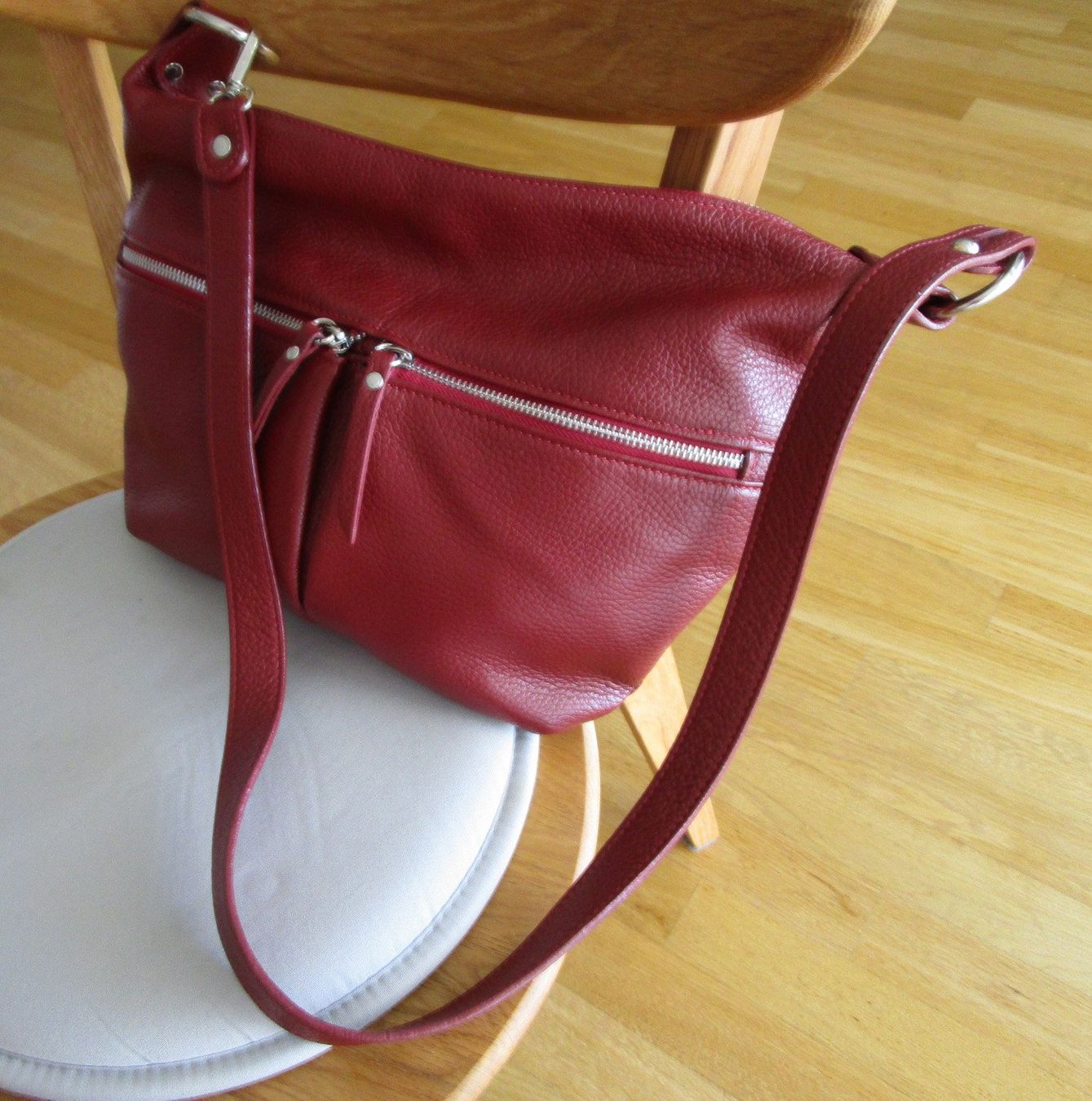 Borse da donna: Rote Moon Bag Lederumhängetasche – Usato da Luterbach venduto da Evbu 1
