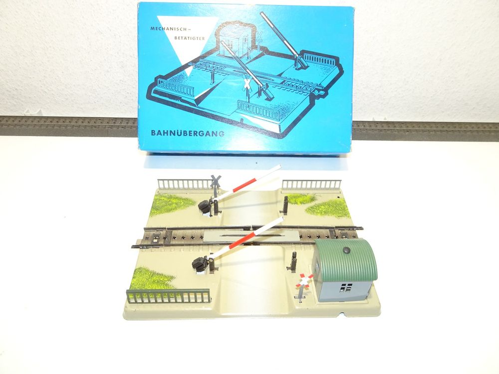 Märklin 7390 M-Gleis Mechanisch-Betätigter Bahnübergang (Gebraucht) in