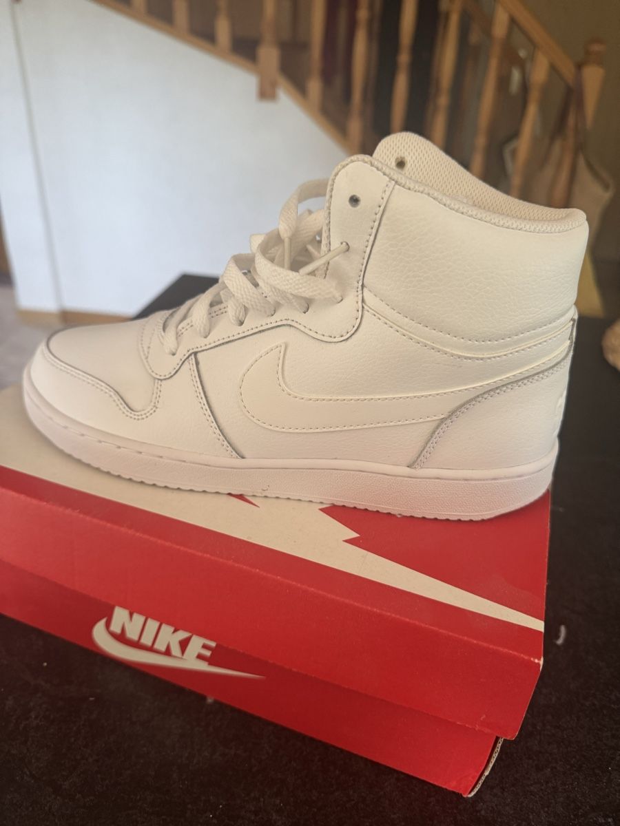 Chaussures hommes: Baskets Nike Ebernon Low blanches femme T. 37.5 – Neuf avec emballage d'origine à Bouveret par Ahava74