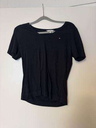 Schickes, schwarzes T-Shirt von Tommy Hilfiger, S