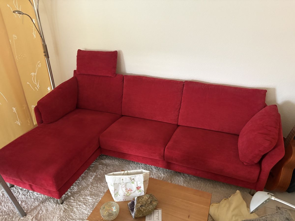 Divani: Rotes Ecksofa mit Tisch von Intertime/Team7 , selten benutzt – Nuovo (secondo la descrizione) da Rüti b. Büren venduto da Sonnen-Mond