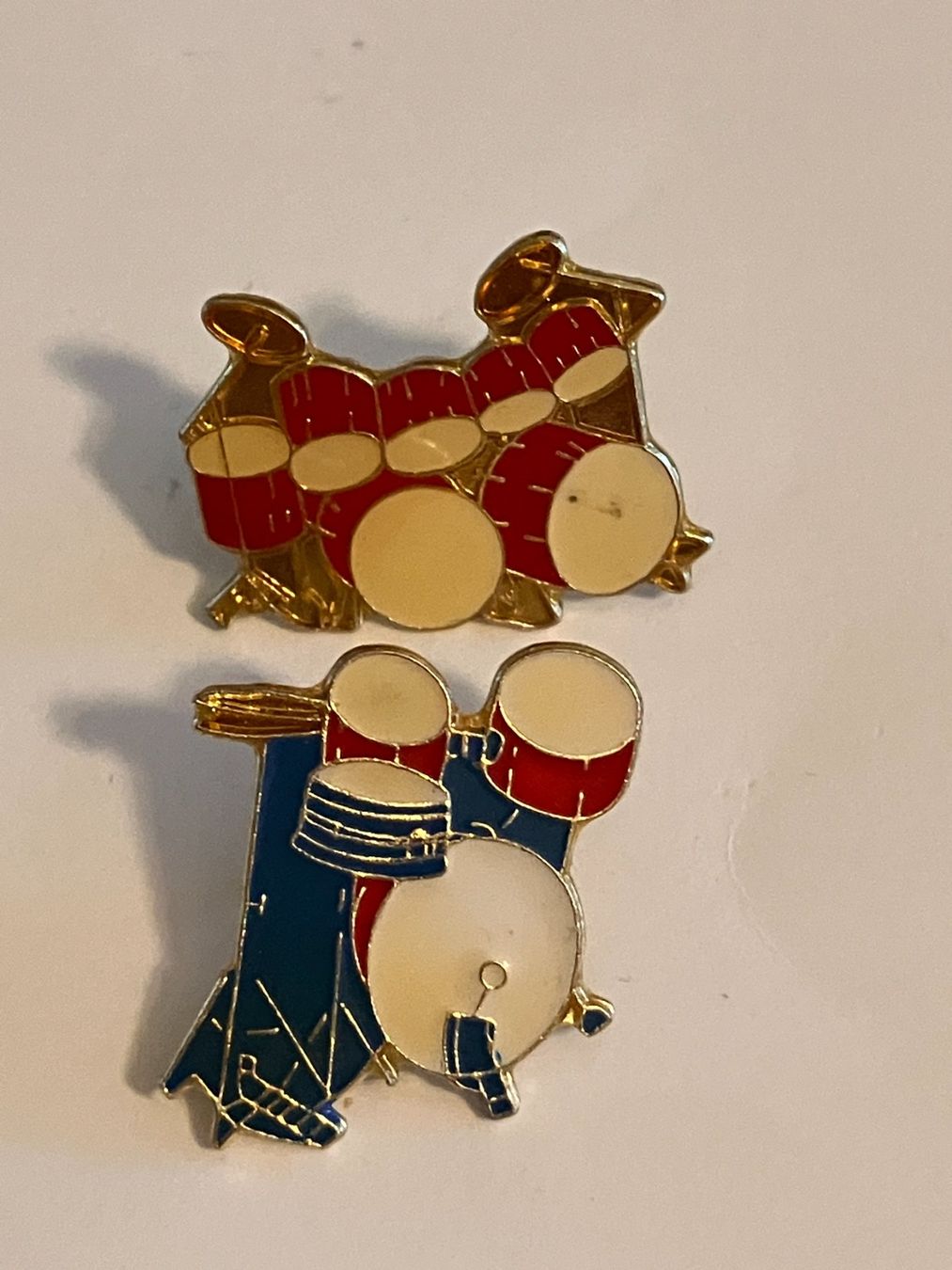 Placchette & Badge: 2 Pin Schlagzeug Drums – Usato da Basel venduto da djwwpp