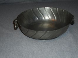 antike Zinnschüssel, oval und wunderschön gearbeitete Muster