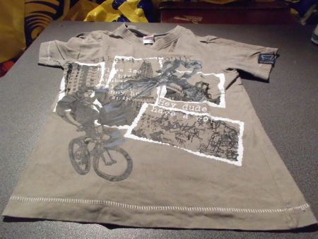 T-Shirt Grösse 122/128, grau, Aufdruck